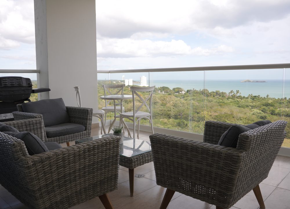 Terraza con vista al mar en Playa Blanca Residences, Panamá